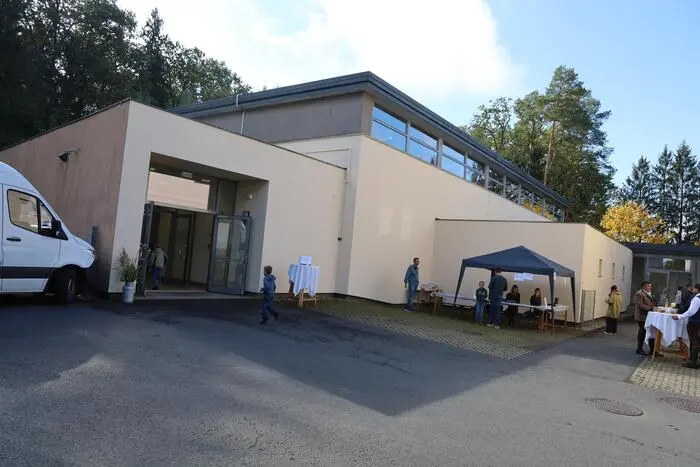 Die Kosten für diesen Schulcluster betrugen 6 Millionen Euro.