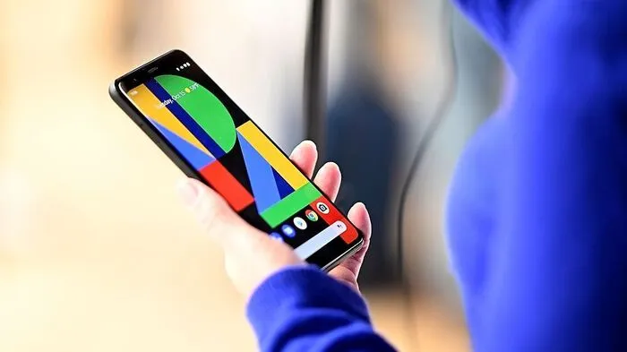Mit Freunden chatten und dabei ein mobiles Gerät in der Hand halten: Dieses gewohnte Bild könnte schon bald aus unserem Alltag verschwinden. Digitale Helfer werden in Zukunft kaum wahrnehmbar mit den Dingen des täglichen Lebens verschmelzen: auch mit unserer Kleidung. Zu diesem Schluss kommt die QVC Zukunftsstudie „Living 2038: Wie lebt Deutschland übermorgen?“ in Zusammenarbeit mit Trendforscher Professor Peter Wippermann, Trendbüro und Kantar. „Knapp jeder dritte Deutsche aus der Generation Z kann sich laut unserer Umfrage vorstellen, künftig Kleidung zu tragen, die wie ein Smartphone funktioniert“, sagt Mathias Bork, CEO von QVC. „In 20 Jahren will niemand mehr umständlich Nachrichten tippen. Sprachsteuerung macht dann auch Kleidung zum praktischen Alltagshelfer.“