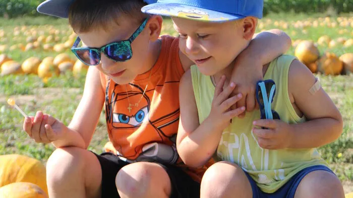 Jakob und Leo machen es sich auf einem Kürbisacker in Leitersdorf gemütlich.