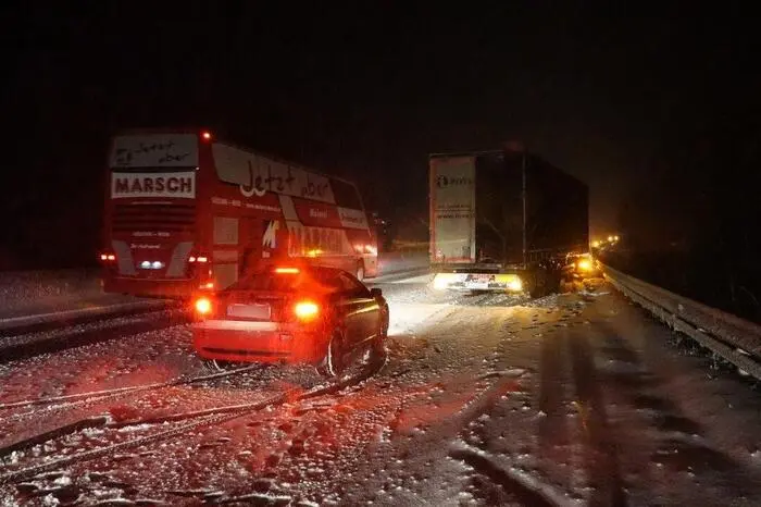 Im Bereich zwischen Grimmenstein (NÖ) und Lafnitztal (Stmk) blieben zahlreiche Fahrzeuge (Lkws und Pkws) auf den schneeglatten Steigungsstücken des Wechsels hängen.