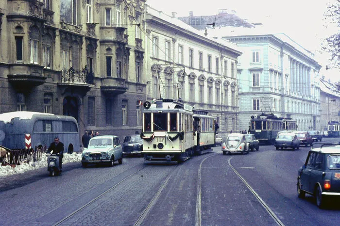 Die Linie 2 führte vom Hauptbahnhof weg durch die Annenstraße und Herrengasse zum Jakominiplatz (wie heute)...