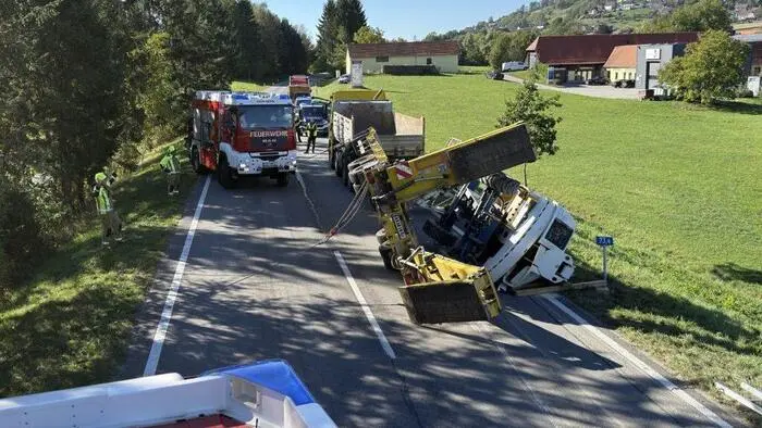 Der Tieflader kippte samt seiner Ladung auf der B54 um