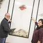 Alexander Gerdanovits und Beatrix Obernosterer vor Arbeiten von Gertrud Weiss-Richter