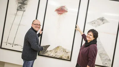 Alexander Gerdanovits und Beatrix Obernosterer vor Arbeiten von Gertrud Weiss-Richter