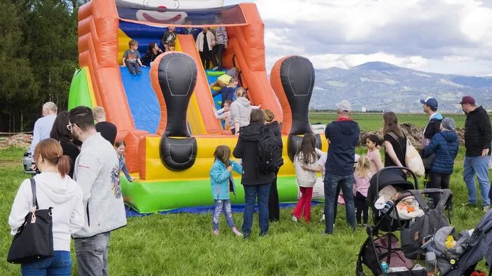 Stunden bevor in Hetzendorf das riesige Osterfeuer (ab 22.00 Uhr) entzündet wurde, hat es für die Kinder am Nachmittag des Karsamstags schon ein buntes Programm rund um das Osternesterl suchen, gegeben. 