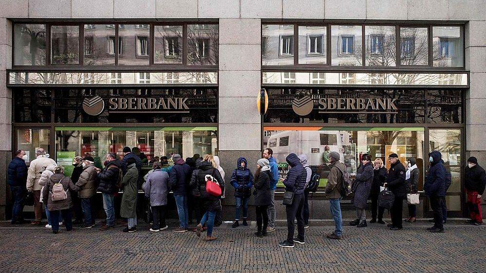 Menschen in St. Petersburg stehen vor der Staatsbank Sberbank Schlange