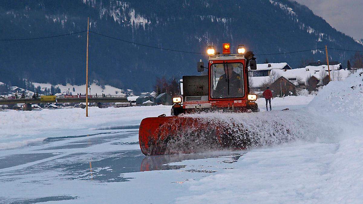 Mit speziellen Räumgeräten und diversen Tricks erhalten Eismeister Norbert Jank und sein Team das Eis auf dem Weißensee