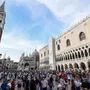 Touristen auf dem Markusplatz in Venedig
