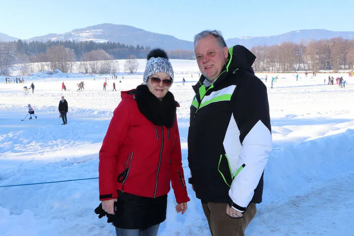 Ingrid Treffner und Bürgermeister Martin Treffner machten gemeinsam einen Spaziergang um den Flatschacher See.