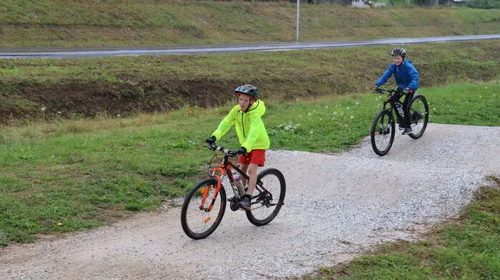 Mit einem Kinderabschlusstraining mit den Mitgliedern der Crazy Cross Biker wurde der neue Bike-Trailpark in Maria Lankowitz mit zahlreichen Gästen und Ehrengästen offiziell seiner Bestimmung übergeben.
