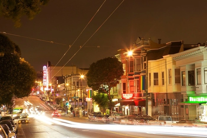 Mittags: Westlich vom Dolores Park beginnt The Castro, San Franciscos LGBT-Viertel. Im Herzen des Castro Distrikts liegt das Hearth Coffee Roasters Café, das neben selbstgeröstetem Kaffee noch weitere hauseigene Spezialitäten anbietet, mit denen sich alle Kurztrip-Reisenden stärken können, bevor es mit Bus und Metro zum Golden Gate Park weitergeht. Hier sollten Reisende unbedingt die Möglichkeit nutzen, Fahrräder auszuleihen, und durch den Park in Richtung des Highlights der gesamten Reise radeln - der Golden Gate Bridge. Eine Überquerung des 1,7 Meilen langen Wahrzeichens San Franciscos ist auf dem Fahrrad noch eindrucksvoller als zu Fuß und im frühen Abendlicht bieten sich spektakuläre Blicke auf die Brücke und die Stadt.