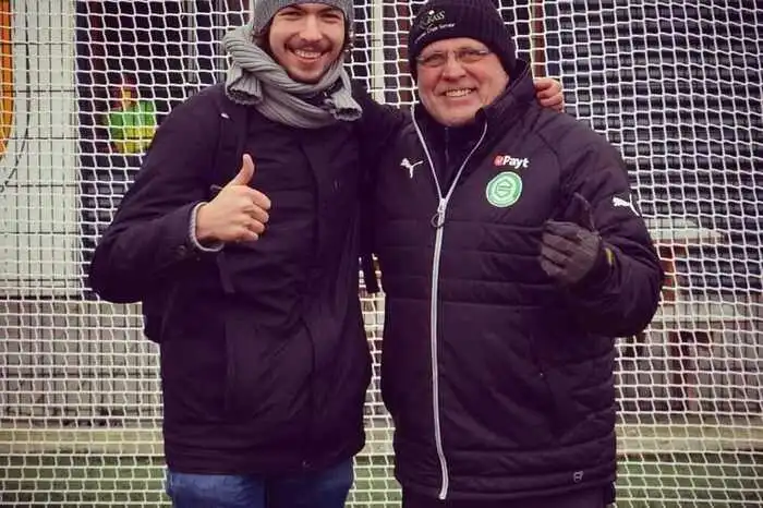 Christian Albrecht: Ein ganz besonderer Moment für mich als Sportfan war ein Besuch beim FC Groningen. Dort traf ich auf den damaligen Greenkeeper Jan van de Velden – heißt soviel wie „Jan von den Feldern“, sehr passend also. Als damals angehender Sportjournalist habe ich für das Studium eine Reportage über seine Arbeit geschrieben, die dann auch hier veröffentlicht wurde: https://www.boerenmacht.nl/achter-de-schermen-bij-grasmeester-jan-van-de-velden-artikel-in-het-engels  