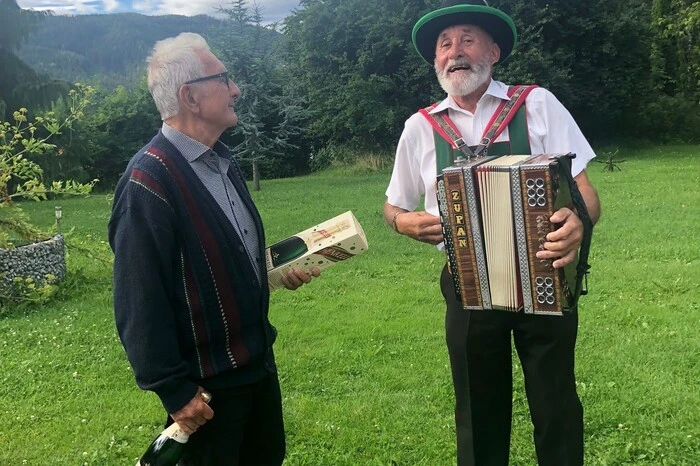 Auch Franz Fraiß, ehemals Mitglied von den Kasermandl, kam als Freund und Patient von Neumann vorbei und spielte ihm ein Geburtstagsständchen auf der Ziehharmonika.