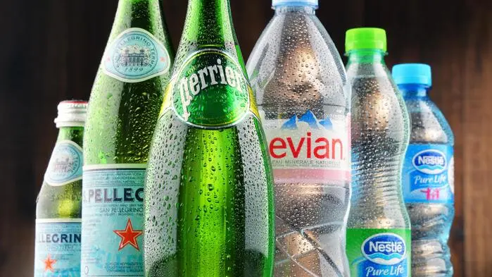 Wasserflaschen von Perrier, San Pellegrino und Evian | Das Wassergeschäft rund um Perrier und San Pellegrino steht vor dem Teilverkauf 