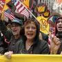 No Kings Protest Against Donald Trump in New York City, US - 14 Jun 2025 Actors Susan Sarandon, center, and Mark Ruffalo, left, march in an anti-Trump rally. Demonstrators in Manhattan protested against Donald Trump on his birthday in a No Kings rally. Protesters claimed Trump is acting as if he has ultimate power and challenging the governments checks and balances system. Demonstrators condemned Trumps immigration policies and the U.S. Immigration and Customs Enforcement or ICE for arresting and deporting immigrants. The protest comes amid protests in Los Angeles and in cities nationwide opposing ICE immigration raids. New York United States Copyright: xJiminxKimx/xSOPAxImagesx JKIM_no_kings_trump_protest_nyc_jun_14_25_DSC6562.jpeg