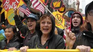 No Kings Protest Against Donald Trump in New York City, US - 14 Jun 2025 Actors Susan Sarandon, center, and Mark Ruffalo, left, march in an anti-Trump rally. Demonstrators in Manhattan protested against Donald Trump on his birthday in a No Kings rally. Protesters claimed Trump is acting as if he has ultimate power and challenging the governments checks and balances system. Demonstrators condemned Trumps immigration policies and the U.S. Immigration and Customs Enforcement or ICE for arresting and deporting immigrants. The protest comes amid protests in Los Angeles and in cities nationwide opposing ICE immigration raids. New York United States Copyright: xJiminxKimx/xSOPAxImagesx JKIM_no_kings_trump_protest_nyc_jun_14_25_DSC6562.jpeg