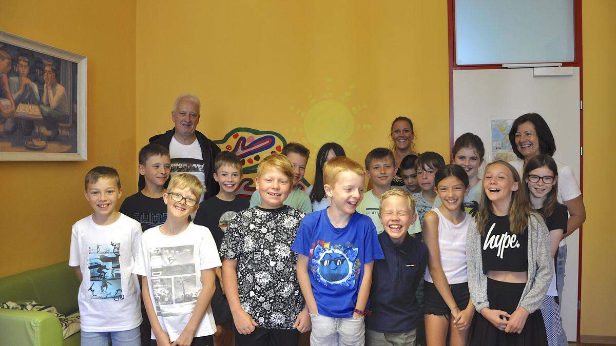 Kinder der Volksschule Judenburg-Stadt mit Gernot Pirkwieser (hinten links), ihrer Klassenlehrerin (Mitte) und Direktorin Silvia Celin (hinten rechts)