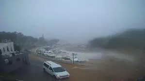 Wassermassen stürzen über die Straße in einen Hafen | Unwetter in Kroatien: Sturzfluten und Überschwemmungen