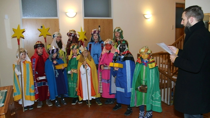 Klicken Sie sich durch die Fotoserie von den Sternsingern in Stallhofen!