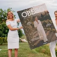 Die Gastgeber Adi Weiss und Michael Lameraner (rechts) präsentierten mit Covermodel Kiera Chaplin die Titelseite der neuesten Ausgabe ihres Obegg-Magazins.