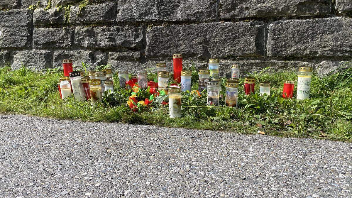 Kerzen sind am Unglücksort in Villach Zeichen der tiefen Trauer