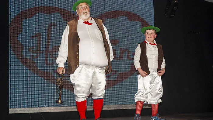 Legendär: Bäcker Fritz Hummel mit seinem Enkel Michael als Wildecker Herzbuben auf der Bühne der Festhalle Edelsbach