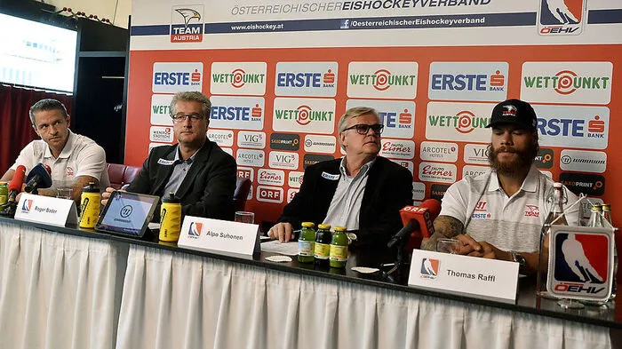 Michael Grabner, Ausbildungsleiter Roger Bader, Teamchef Alpo Suhonen und Thomas Raffl
