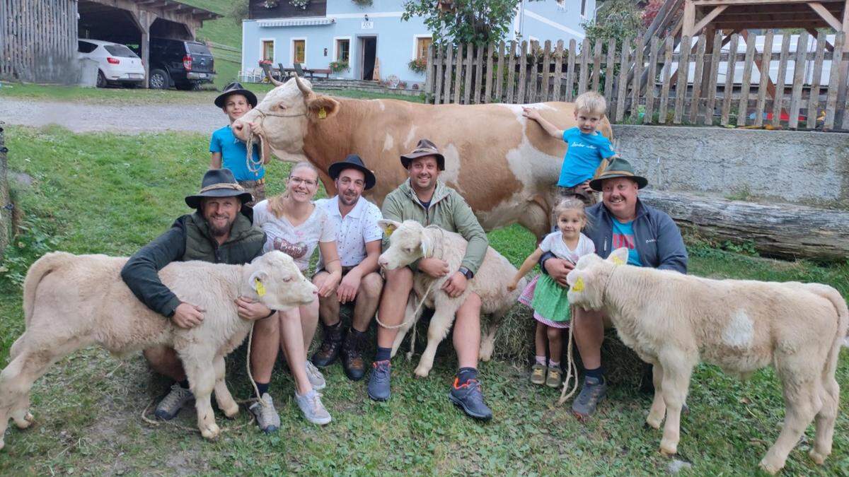 Von links nach rechts: David mit „Mara“, Elias (hinten), Pate Markus mit „Markus“, Isabella, Roland, Pate Marcel mit „Marcel“, Diana und Pate Manfred mit „Manfred“