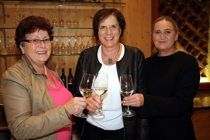 Der Kulturstadl in Maria Rojach, hier am Bild die Damen an der Theke mit KMR-Obfraustellvertreterin Roswitha Schafranek, drohte bei der Vernissage und der Buchpräsentation aus allen Nähten zu platzen, so viel Interesse wurde den beiden Künstlern entgegengebracht. 