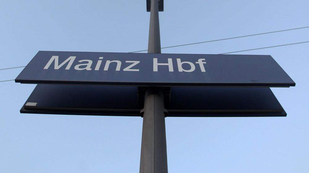 Die Polizei vermutet, dass der Fünfjährige mit der Straßenbahn zum Mainzer Hauptbahnhof fuhr, dort dürfte er in die Bahn nach Offenbach gestiegen sein