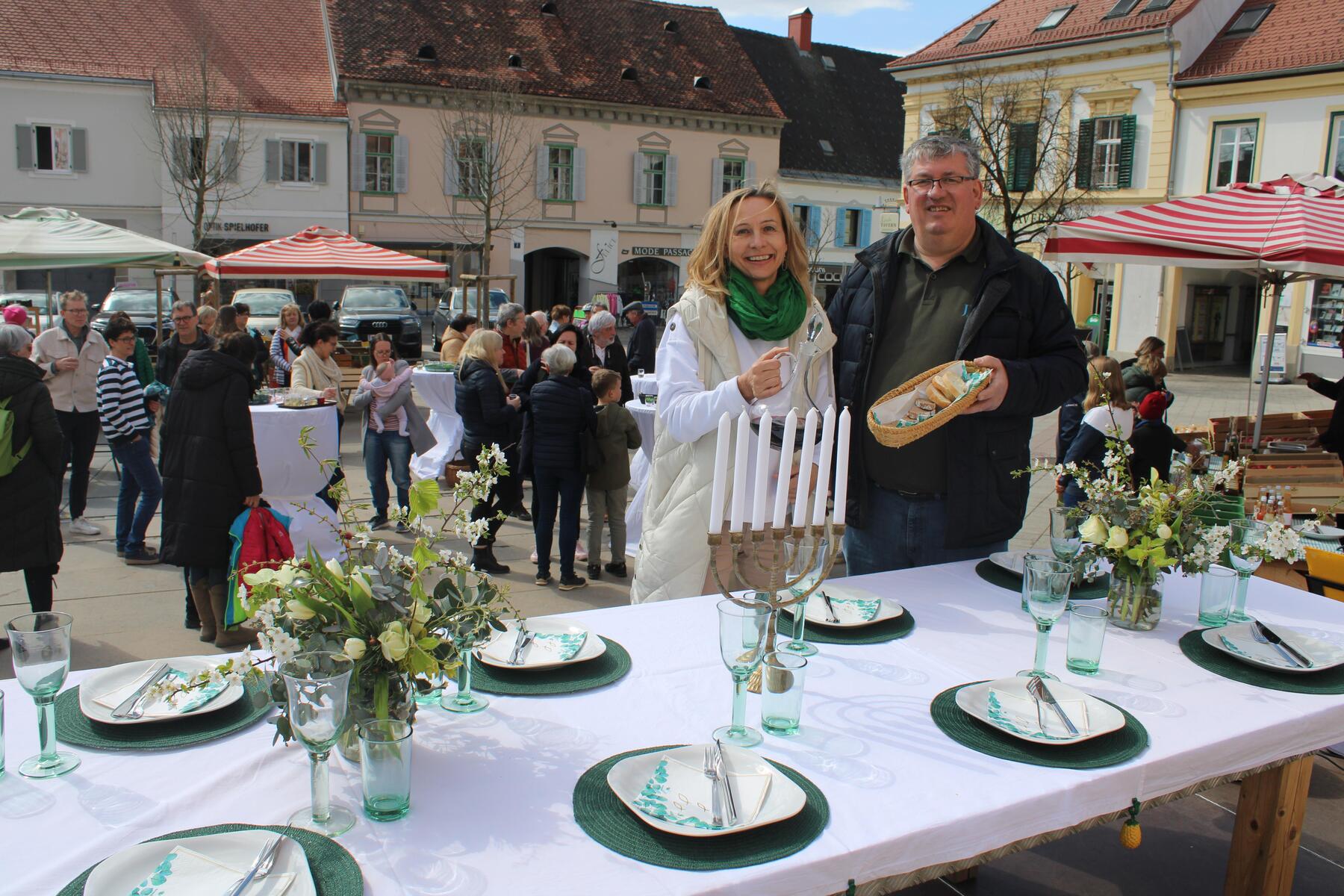Brot, Wein und Friedenstauben: Warum der Pfarrer am Gleisdorfer Bauernmarkt zu Tisch bat