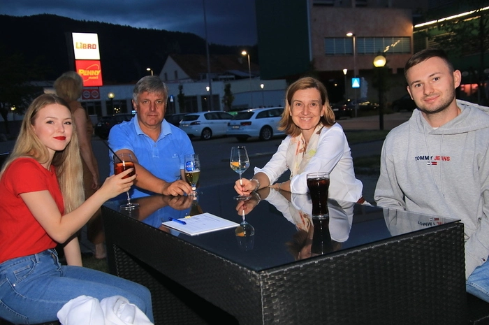 Auch am zweiten Abend verwöhnte nicht nur die französische Komödie „Mein Liebhaber, der Esel und ich“, sondern auch ein lauer Sommerabend mit 25 Grad Celsius die vielen Besucher, für die sogar Sitze eingeschoben werden mussten.