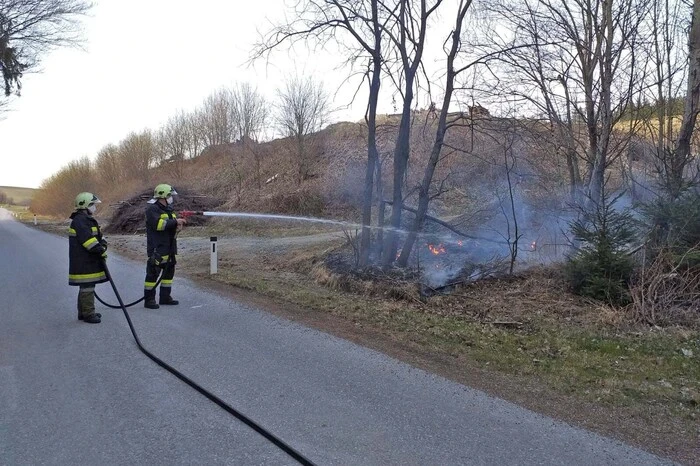 Am Donnerstagabend wurden die Feuerwehren Mönichkirchen, Tauchen und Aspang zu einem Waldbrand im Bereich Mönichkirchen Richtung Tauchen gerufen.