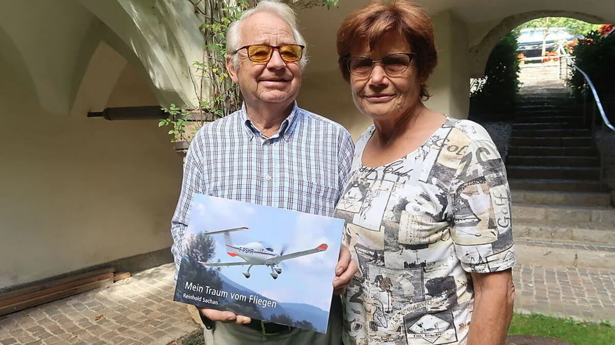 Reinhold und Hilde Sachan mit dem Buch über viele Erinnerungen