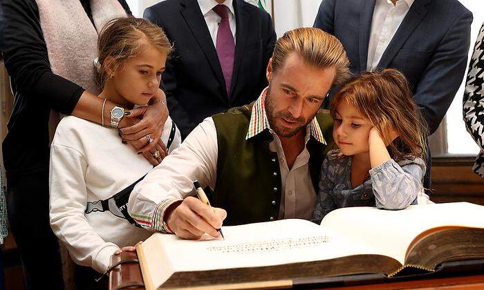 Marach verewigt sich mit seinen Töchtern Leah und Amelie im Goldenen Buch der Stadt Graz