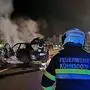 Das Auto brannte trotz raschen Feuerwehreinsatzes aus