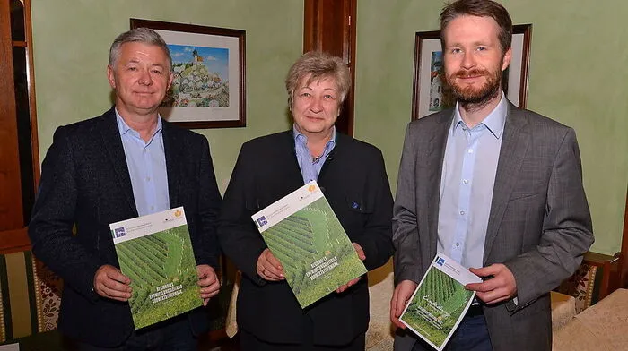 Die neue Regionsvorsitzende Helga Kügerl mit Stellvertreter Peter Tschernko (links) und Regionalmanager Lasse Kraack