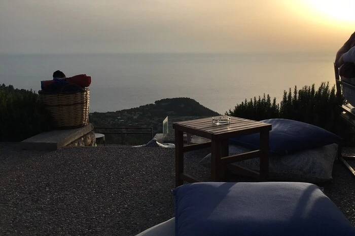 . . . traumhafte Blick auf den Sonnenuntergang. Am besten von der Terrasse der legendären "Fly me"-Bar aus. Prädikat absolut sehenswert!