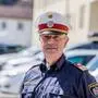 Ein Polizist mit weißer Mütze und blauem Hemd schaut ernst in die Kamera | Das ist Klagenfurts neue Nummer eins