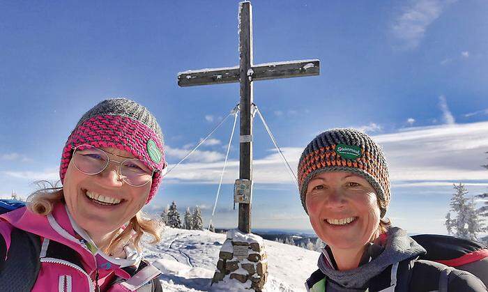 Silvia Sarcletti und Elisabeth Zienitzer haben einen Schneeschuhführer für die Steiermark verfasst