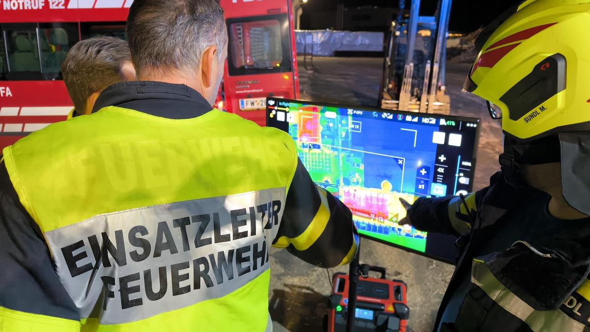 Mit einer Wärmebildkamera suchte die Feuerwehr nach Glutnestern