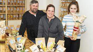 Martin und Kerstin Tschrepitsch mit Tochter Sabrina (von links)  im Bauernladen