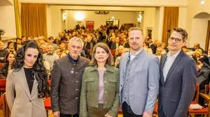 Fünf Personen, dahinter das Publikum im vollen Stadtsaal Gmünd | Laura Quedritsch, Claus Faller, Sylvia Petschar, Markus Schiffer und Thomas Cik