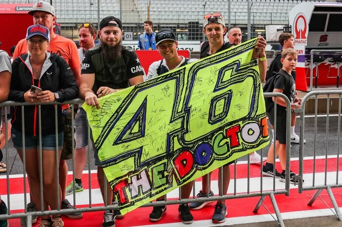 Trotz seines Karriereendes im Vorjahr ist Valentino Rossi bei den Fans sehr beliebt. Das zeigte sich auch in der Boxengasse.