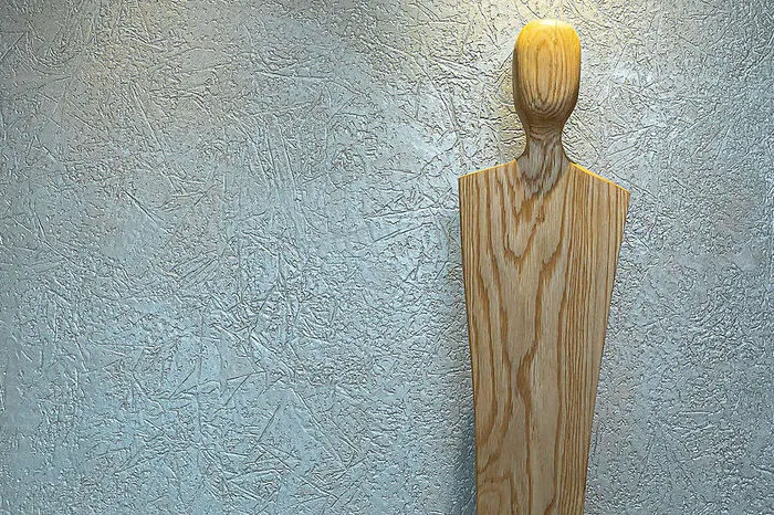 Auch die Holzskulpturen von Franz Riedl kann man in den meisten Räumen erblicken.