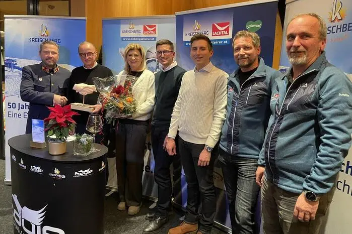 Bezirkspolizeikommandant Martin Mellem (l.) gratulierte der Eigentümerfamilie und der Geschäftsführung mit einem Symbol des Zusammenhalts