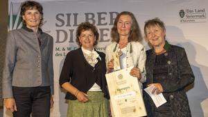 Karin Hochegger bekam von Marianne Graf und Landesrätin Ursula Lackner den Ehrenpreis verliehen