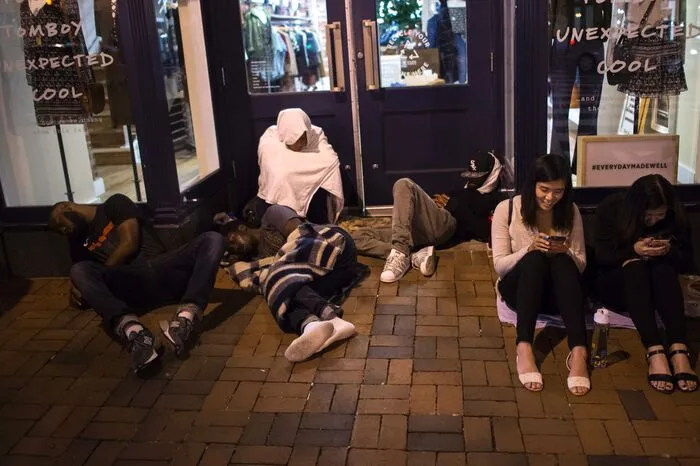 Manche Fans kampierten sogar vor den Apple-Stores.