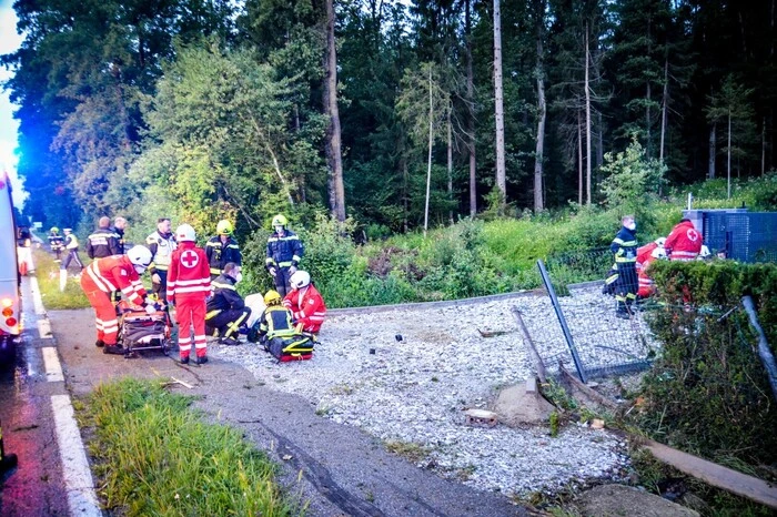 Elf Fahrzeuge des Roten Kreuz wurden alarmiert - First Responder waren vier Minuten nach Alarmierung vor Ort.
