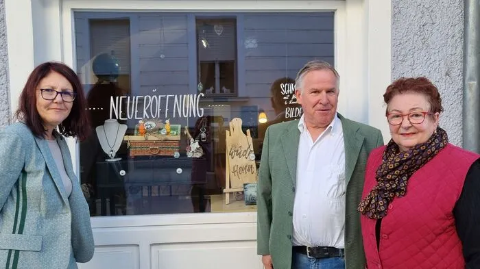 Sabine Mühlberger mit den Besitzern des Gebäudes Johann und Alosia Bucar